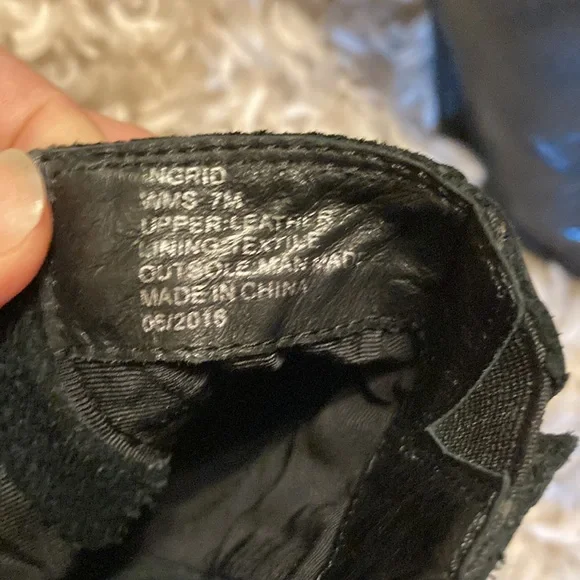 Kenneth Cole black leather ankle boot, Size 7 - Picture 9 of 11